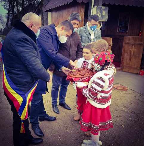 Președintele Corneliu Ștefan și parlamentari PSD,la resfințirea unei troițe ridicate acum 119 ani la Gura Șuții