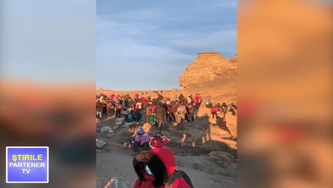 VIDEO. „Piramida Energetică” a Sfinxului, fenomen rar, a adunat și anul acesta sute de turiști pe platoul Bucegi