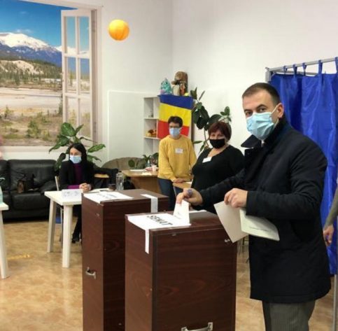 VIDEO. Primarul comunei Răzvad, Emanuel Spătaru a votat pentru o echipă puternică și pentru dezvoltarea proiectelor din Răzvad