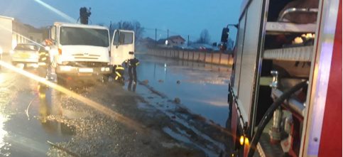 VIDEO. Alertă! Un autocamion încărcat cu fier vechi, a luat foc în orașul Găești