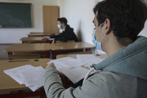 În SCENARIUL ROȘU, merg la școală și elevii claselor a VIII-a, a XII-a, a XIII-a și din anii terminali din învățământul profesional și postliceal