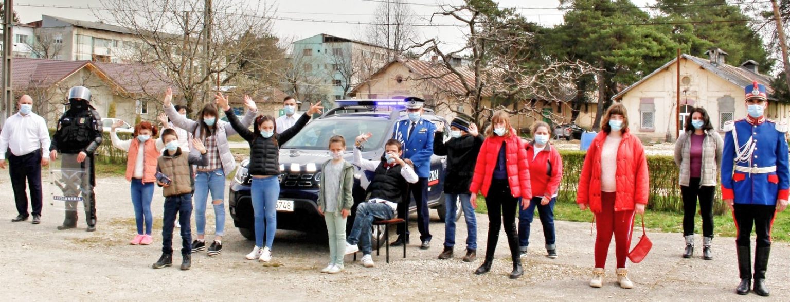 Jandarmii dâmbovițeni au adus bucuria pe chipul copiilor de la Fundația “House of Angels”