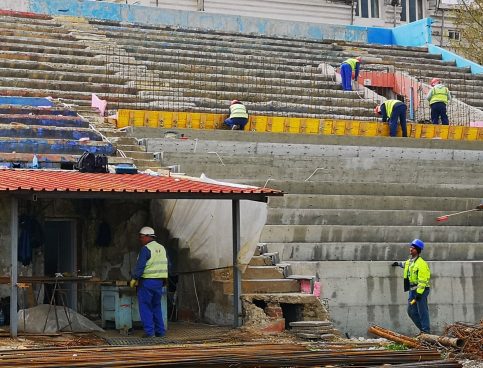 Stadionul „Eugen Popescu”: Se toarnă gradenele la tribuna veche