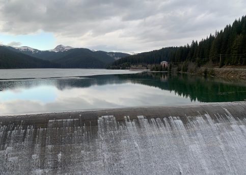 Lacul Bolboci, ajuns la cota preaplin datorită topirii zăpezii din zona de munte. VIDEO