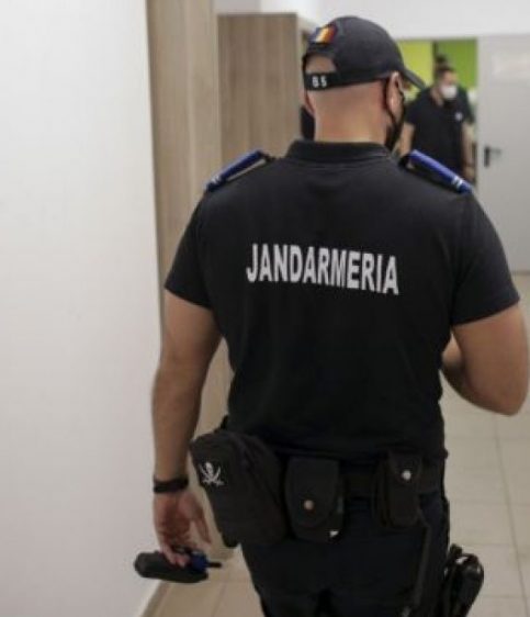 Bătaie la liceu, între doi elevi, oprită de jandarmii dâmbovițeni