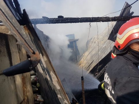 În ultimele trei zile, pompierii dâmbovițeni au intervent pentru stingerea a 13 incendii la gospodăriile populaţiei