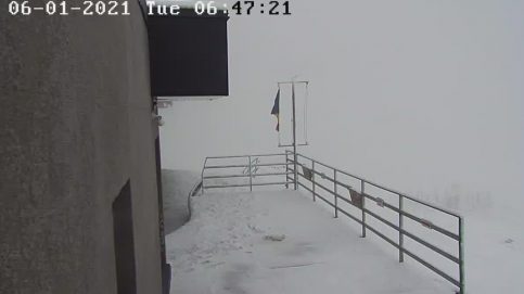 Ninsoare la munte, în prima zi de vară. VIDEO
