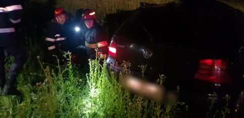 S-a dat peste cap cu mașina după ce a pierdut controlul volanului, la Ulmi