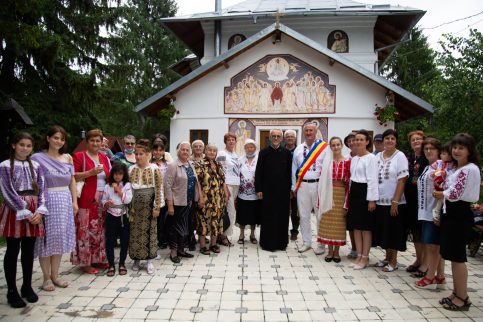În straie de sărbătoare,cu mic,cu mare