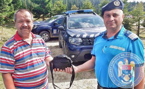 Borsetă pierdută în munții Bucegi, găsită de jandarmii montani