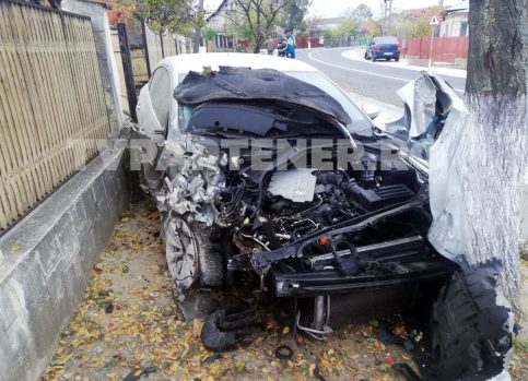 PERICOL PUBLIC, NU a oprit la CONTROLUL POLIȚIEI, a rupt un gard și un stâlp de electricitate