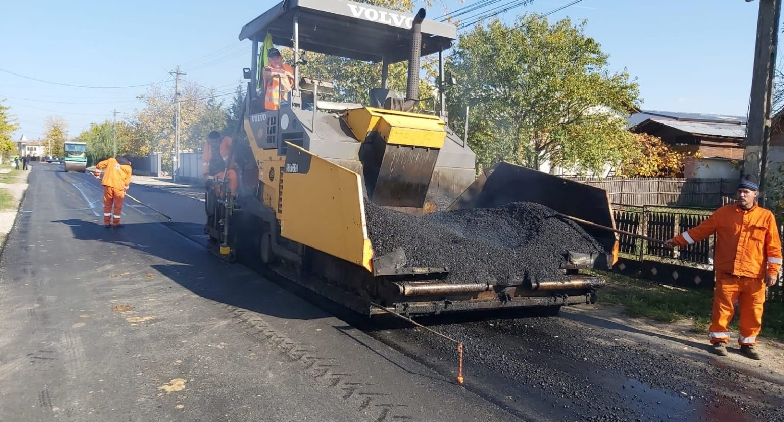 Vremea încă bună, permite drumarilor de la LDP să toarne asfalt pe DJ 702E Făgetu – Gura Foii și DJ 702E Făgetu – Mănăstirea – Gherghițești, km 4+740-9+300