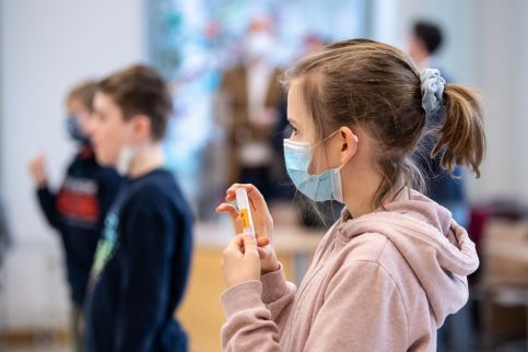 Teste de salivă, copiii nu trebuie să bea sau să mănânce cu o oră înainte de test