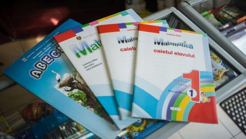 Scade TVA la 5% pentru manualele şcolare şi cărţile în format audio, multimedia sau electronic