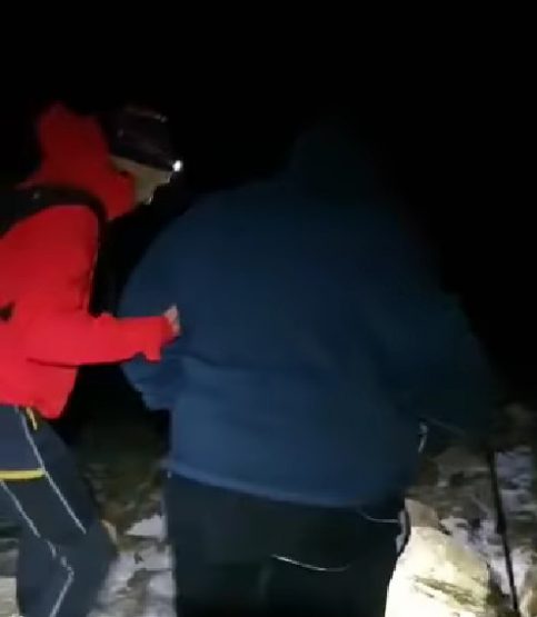 Turiști epuizați după aventura de la SFINX,SALVAMONT Dâmbovița le-a venit în sprijin.VIDEO