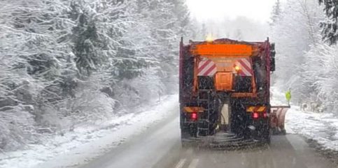 Drumarii de la LDP deja intervin cu utilaje speciale pentru deszăpezire în zona montană dâmbovițeană