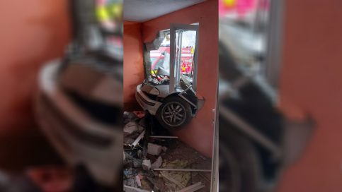 A intrat cu BMW-ul prin peretele unei case