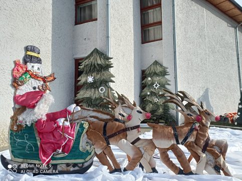 Bătrânelul cu plete dalbe a ajuns și la preșcolarii și școlarii din Vulcana Pandele