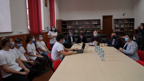 Echipele de robotică de la Colegiul Național Carabella din Târgoviște, în echipă cu președintele Consiliului Județean Dâmbovița