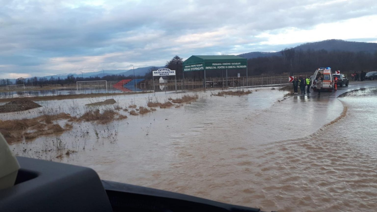 DJ 702B Gheboieni a fost inundat pe o porțiune de 200 de metri, trafic blocat.VIDEO