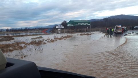 DJ 702B Gheboieni a fost inundat pe o porțiune de 200 de metri, trafic blocat.VIDEO