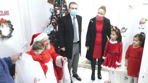 La Răzvad, Moș Crăciun a împărțit daruri și zâmbete. VIDEO