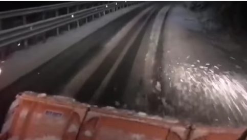 SITUAȚIA TRAFICULUI, se circulă pe un carosabil umed, cu precipitații sub formă de ploaie în zona joasă și ninsoare slabă în zona montană