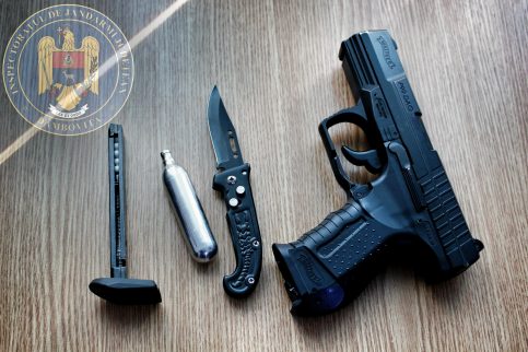 Pistol de tip airsoft și un briceag, depistate de jandarmii dâmbovițeni asupra a doi liceeni