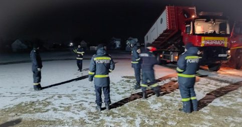 Pompierii dâmbovițeni sunt pe baricade la Rădăuți