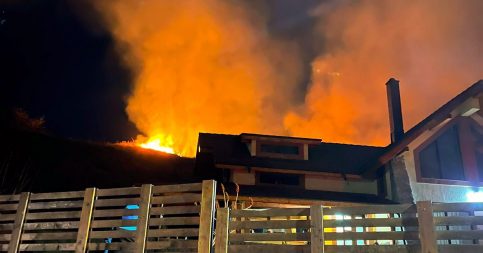 UN REAL PERICOL, incendiu de vegetație uscată la un pas să ajungă la locuințe