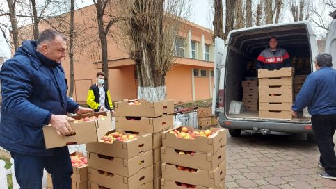 De la Voinești, 2 tone de mere și 300 litri de suc natural de fructe, pentru cei 250 de cetățeni din Ucraina, cazați în căminele SNSPA