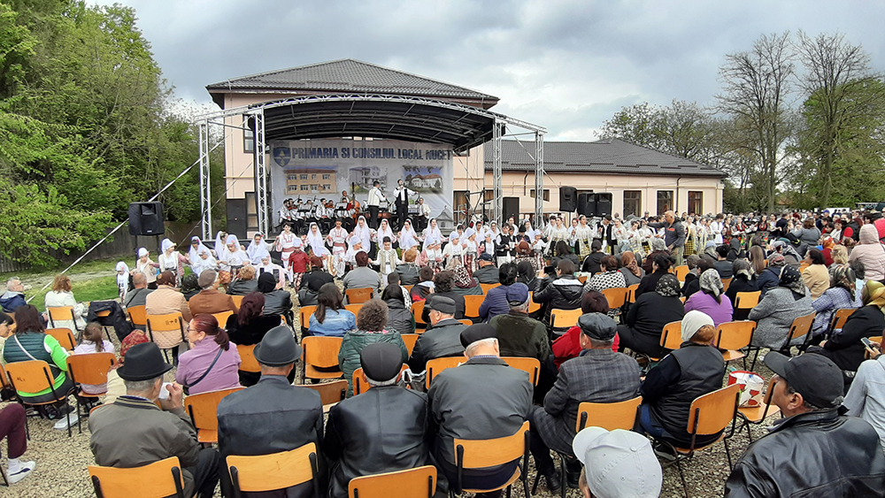 Comuna Nucet, în straie de sărbătoare.VIDEO