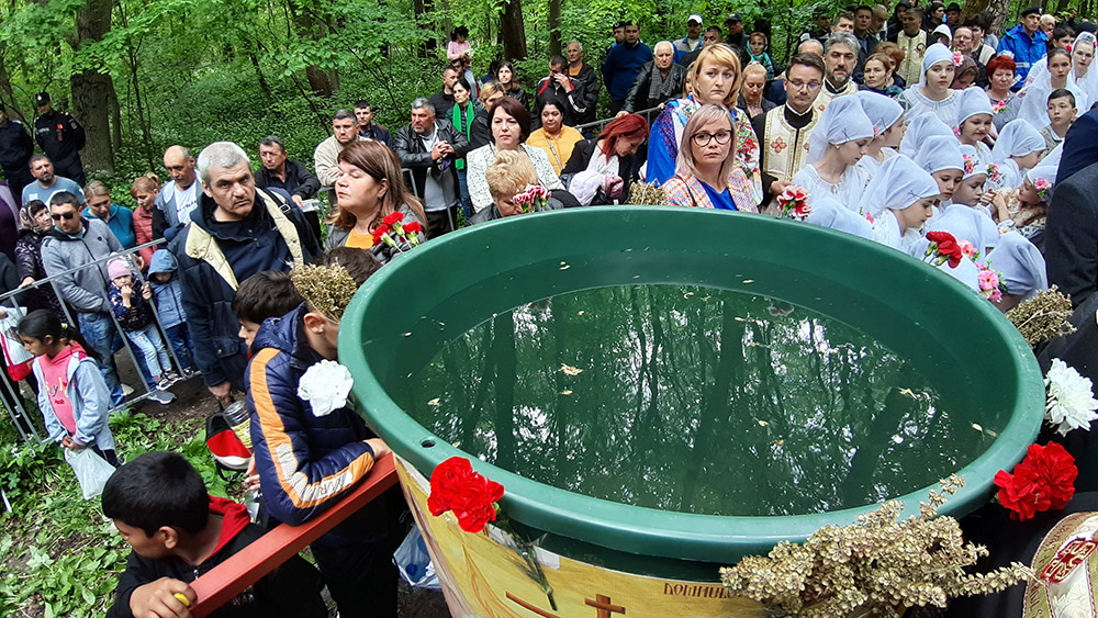 De Izvorul Tămăduirii, a fost sărbătoare mare în comuna Nucet. VIDEO