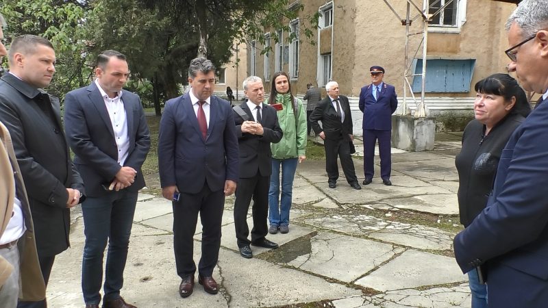 Vizită oficială la Fosta Şcoală de Cavalerie, în curând va fi reabilitată cu fonduri norvegiene şi contribuţia CJ Dâmboviţa. VIDEO