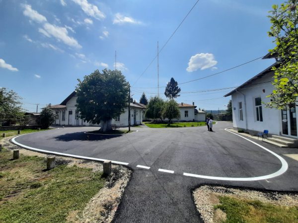 PROMISIUNE ONORATĂ, s-au asfaltat parcările și căile de acces de la Centrul de Sănătate Voinești