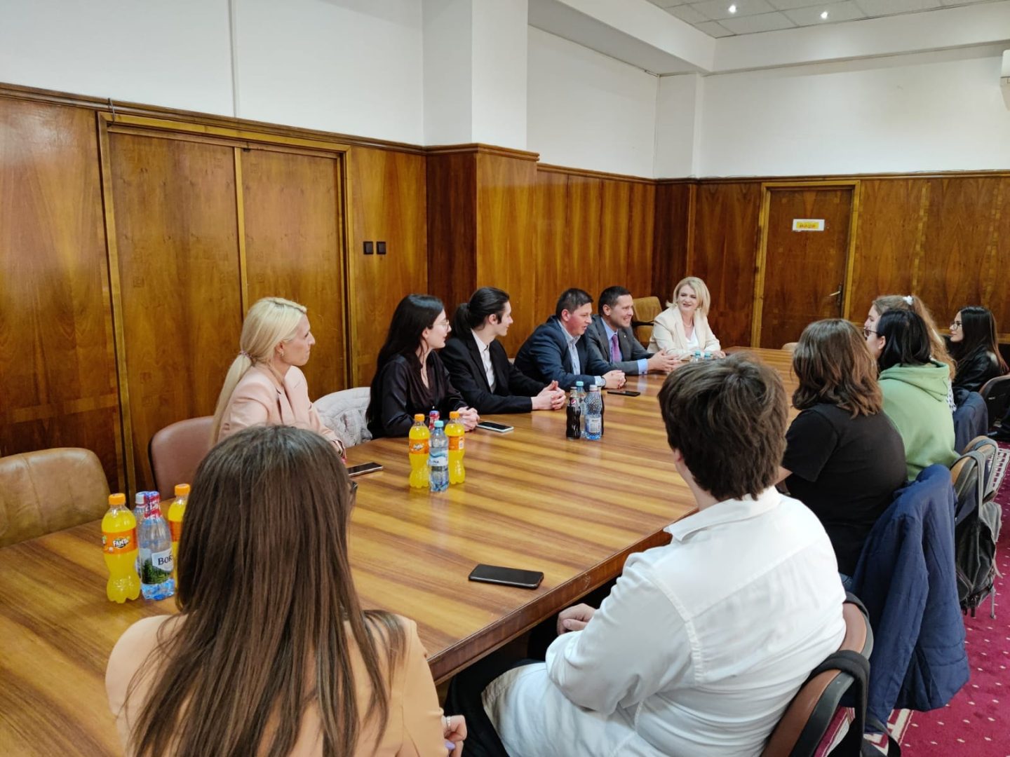De Ziua Națională a Tineretului, prefectul Claudia Gilia și președintele CJ au fost gazde pentru tinerii dornici să afle despre tainele administrației publice