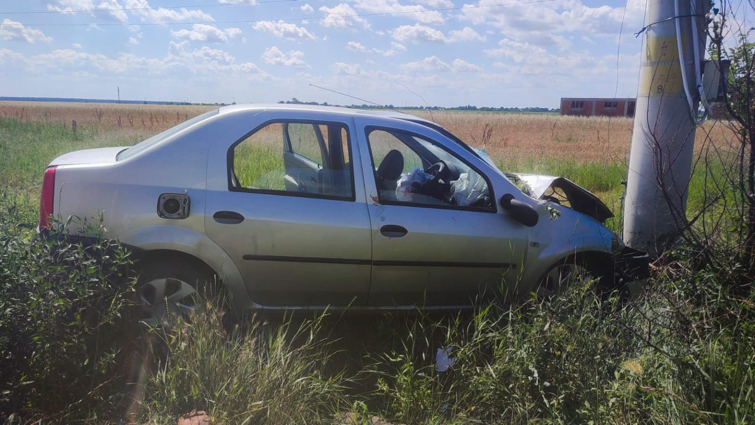 Cojasca, o șoferiță a ajuns cu mașina într-un stâlp