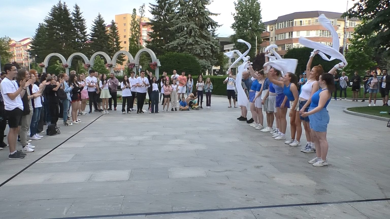 În Piața Mihai Viteazul, piesa de teatru Glossolalia, a patra zi la Festivalul BABEL. VIDEO