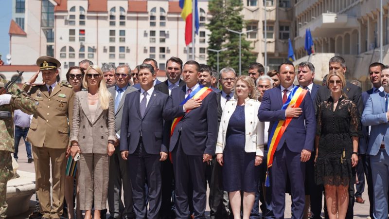 Omagiu adus eroilor neamului, la Monumentul din Piața Tricolorului. VIDEO