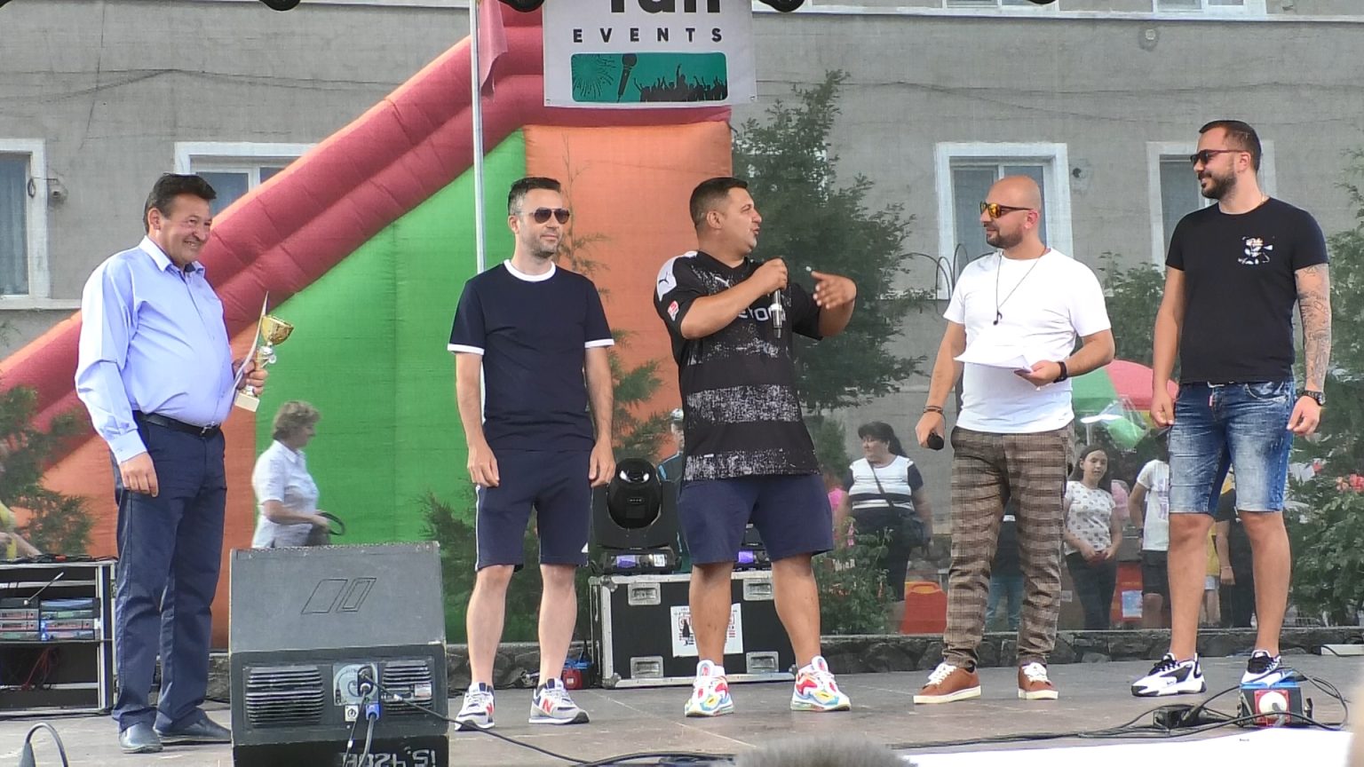 Cupe, medalii și premii pentru câștigătorii  Campionatului orășenesc de fotbal de la Fieni. VIDEO