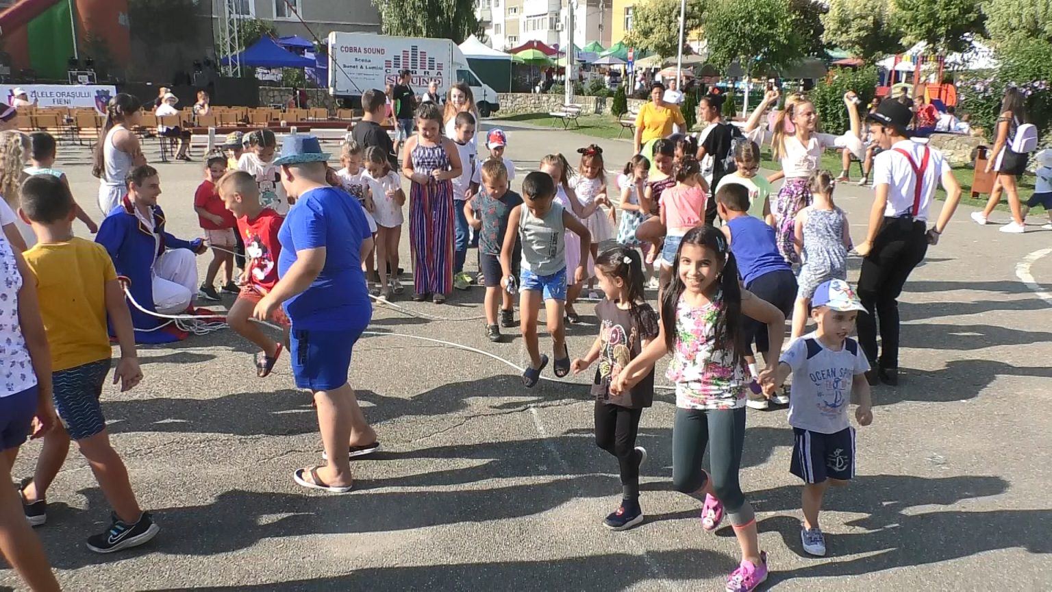 Magie, baloane colorate,  mascote, pictură pe față, de Zilele orașului Fieni, pentru cei mici. VIDEO