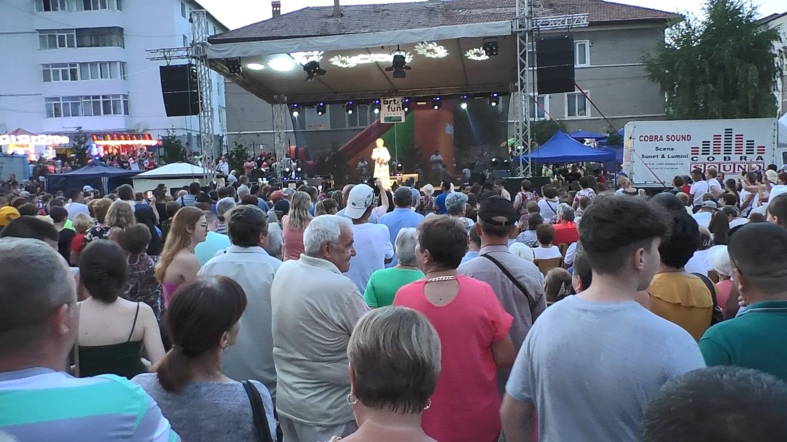 Spectacol de zile mari la Fieni cu Irina Loghin, Fuego și Dorian Popa. VIDEO