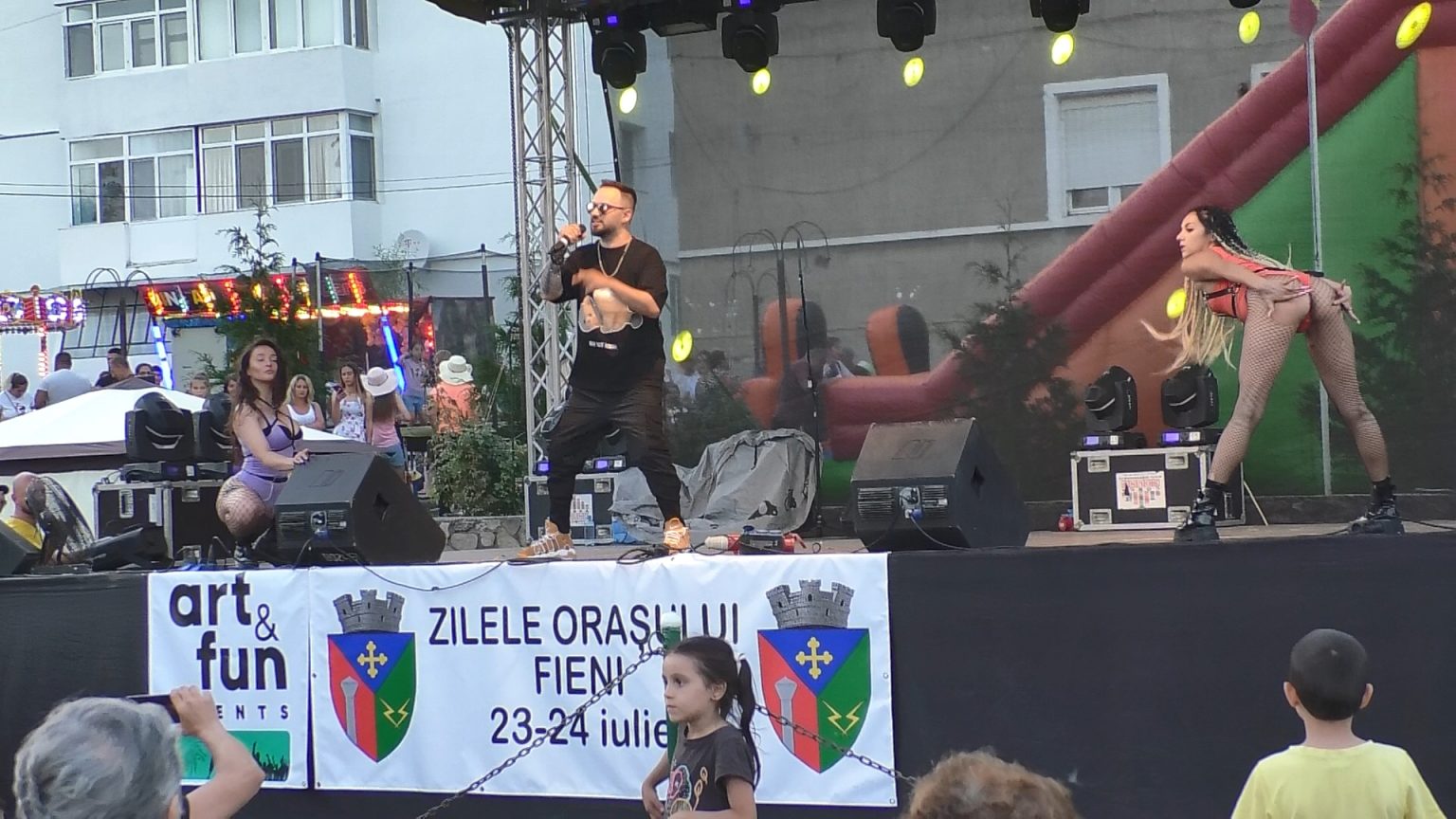 Prima seară de spectacol în Parcul Central din Fieni. VIDEO