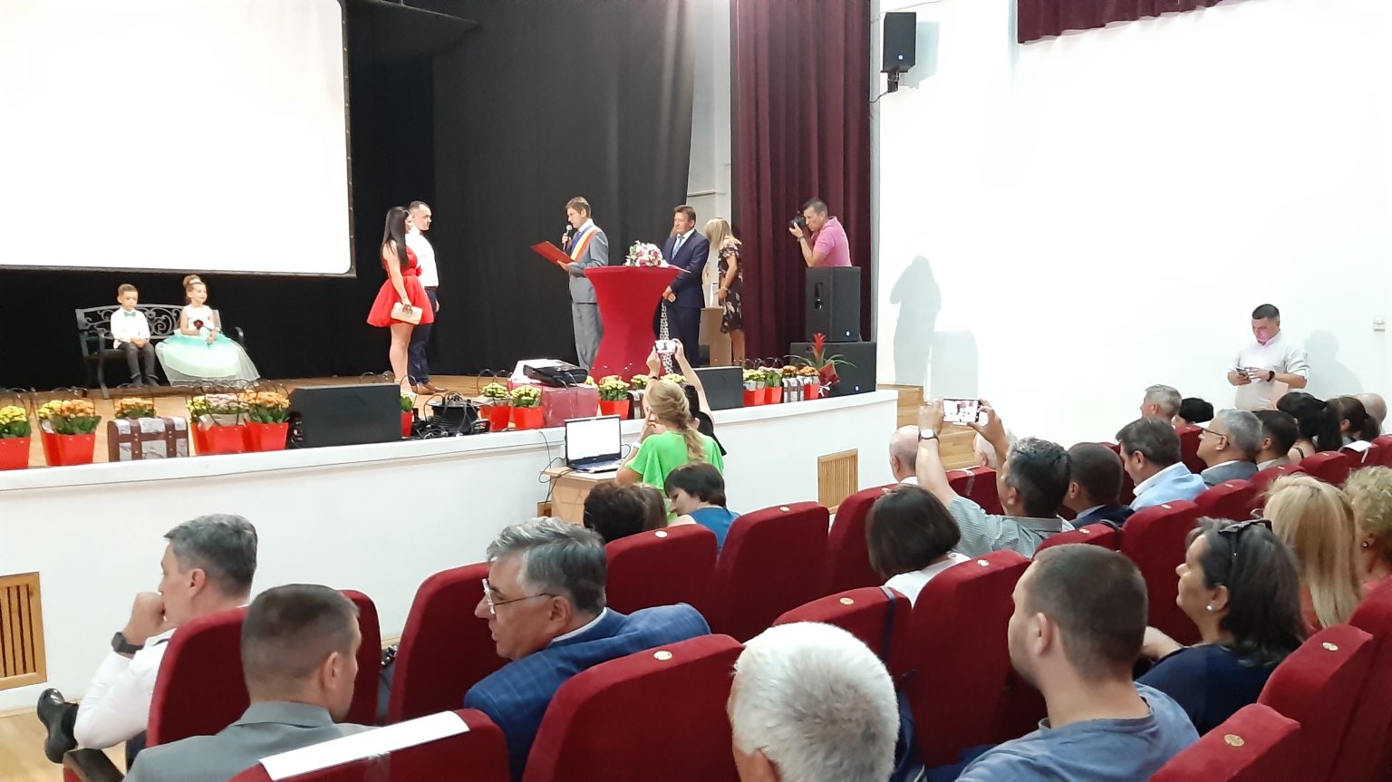 În Orașul Fieni  excelența, performanța în educație și cuplurile de aur  au deschis cele două zile de sărbătoare. VIDEO