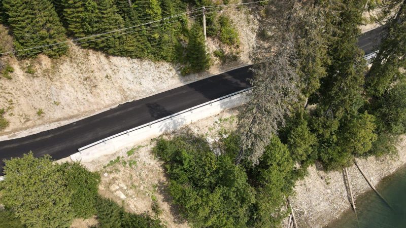 S-a turnat primul strat de asfalt pe DJ 714 contur Lac Bolboci-Cheile Tătarului