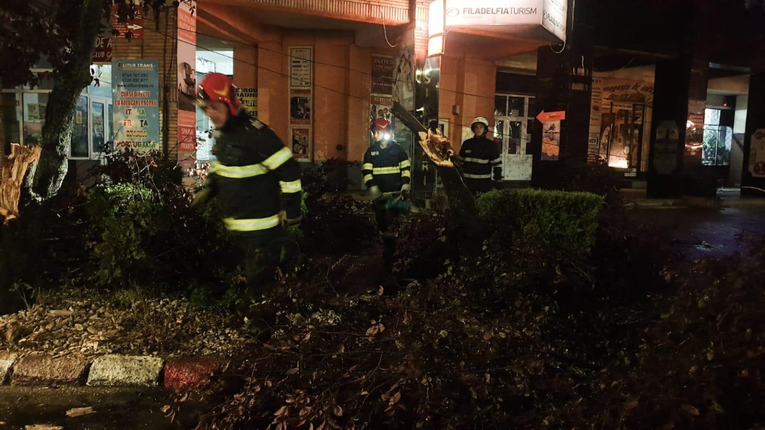 Furtuna s-a dezlănțuit la Târgoviște, 20 de arbori rupți,mașini avariate, branșamente electrice afectate, acoperișuri smulse