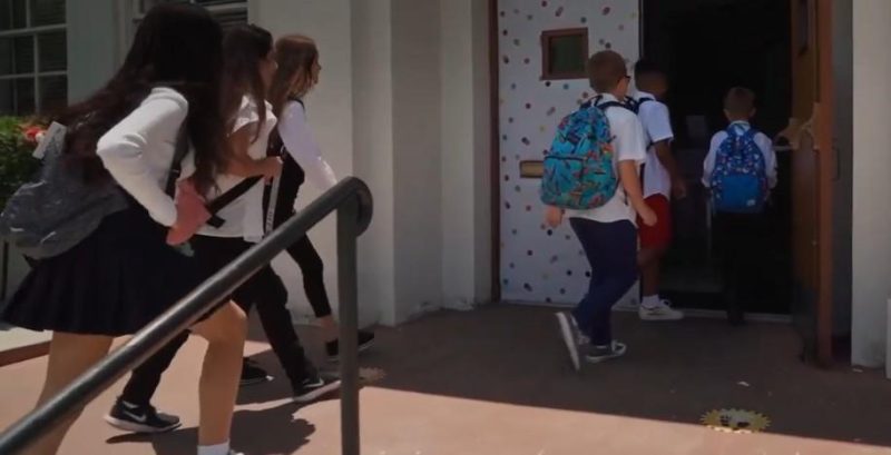 Astăzi, în toate școlile sună primul clopoțel