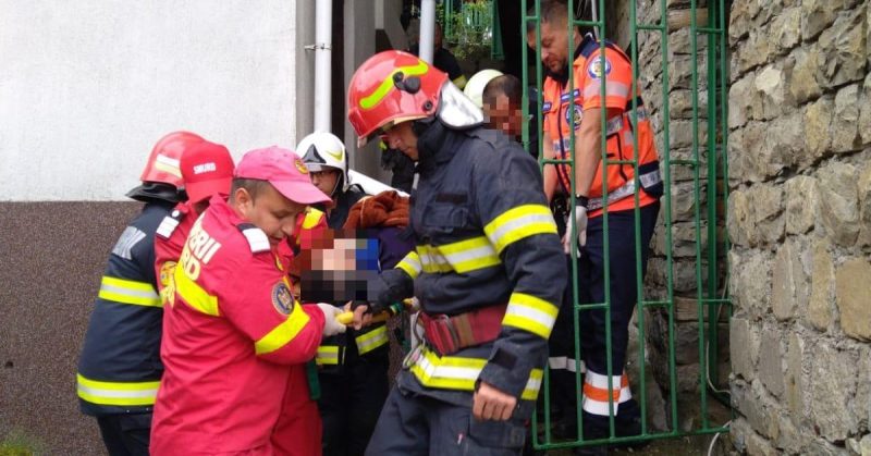 INTERVENȚIE CONTRA CRONOMETRU a POMPIERILOR DÂMBOVIȚENI,femeie blocată  într-un tub de beton