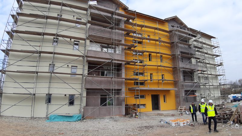 În primăvara anului 2023, primele repartiții de locuințe pentru cadre medicale și cadre didactice în cele două blocuri ANL din Târgoviște, zona Dâmbovița Mall. VIDEO