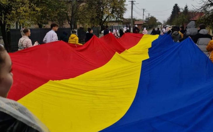 La Nucet, cu mic, cu mare, au sărbătorit în avans Ziua Națională a României cu tradiționalul Marș al Tricolorului